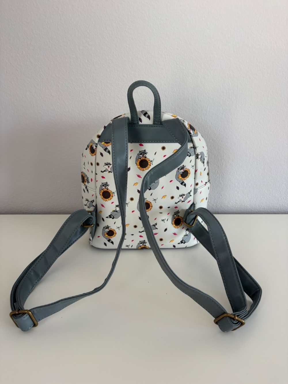 Loungefly Pochantas Meeko backpack - Picture 2 of 5